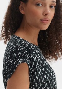 OPUS SEKADI - T-shirt print - black