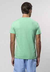 Svetlomätové tričko s krátkym rukávom vyrobené z mäkkej látky, s okrúhlym výstrihom a hladkou, rovnomernou textúrou, s jednoduchým dizajnom.