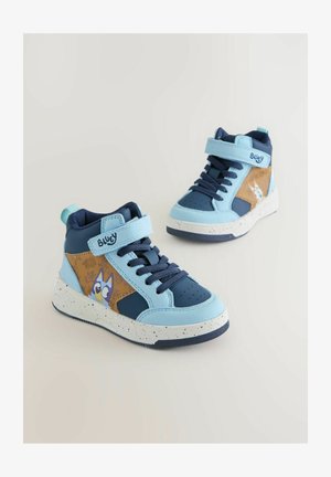 Baskets montantes en bleu clair et marine, avec un panneau marron arborant un graphique de personnage, semelle en caoutchouc avec des détails blancs mouchetés et sangle ajustable.