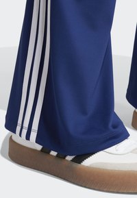 adidas Originals FLARED - Leggings - Calças - dark blue