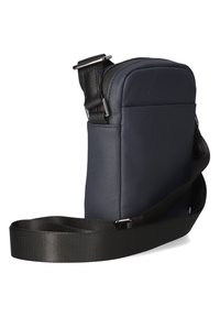 Marininfärgad nylon crossbody-väska med en slät textur, rektangulär form, justerbar svart rem och silverfärgade metallaccenter.