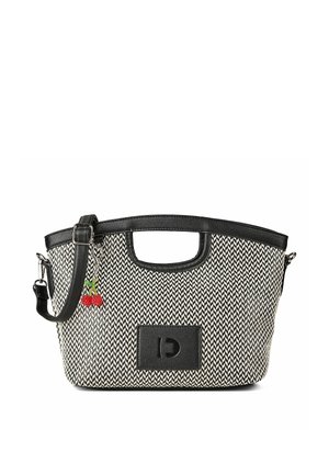 Sac à main tissé en noir et blanc avec finition en cuir, bandoulière amovible et petit porte-bonheur cerise sur le côté gauche.