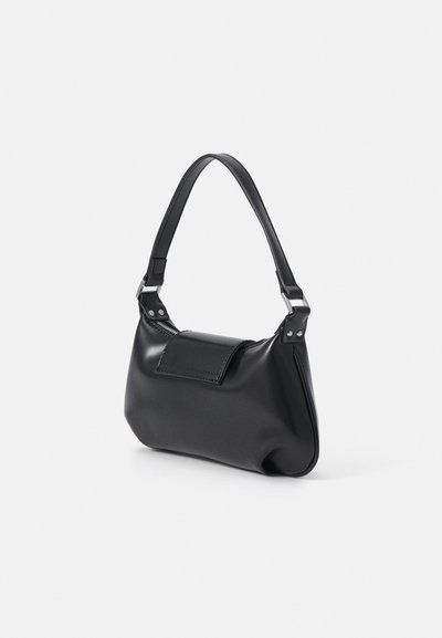 Sac à main noir en cuir lisse, avec une poignée courte et un rabat magnétique. Présente des accents en métal argenté et une forme arrondie.