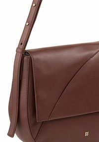 Borsa a spalla in pelle marrone con design a pattina, dotata di una texture liscia e minimalista con accessori in oro. Cinghia regolabile per maggiore comodità.