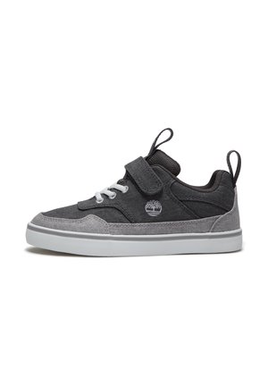 Scarpa da ginnastica per bambino nera e grigia con lacci bianchi, una striscia in Velcro, linguette di tiraggio e suola in gomma bianca su sfondo bianco.