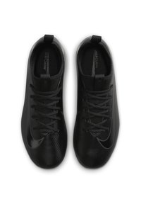 Svarta sportskor med en strukturerad yta, med snörning och en framträdande Nike-logotyp på tån. Slät, strömlinjeformad design.