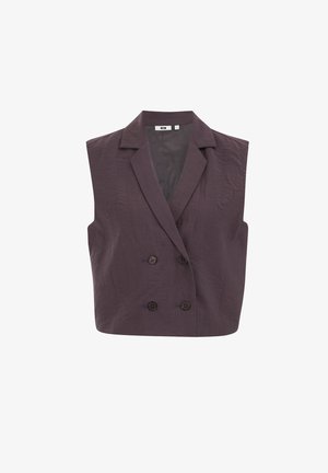 Chaleco corto de doble botonadura en tejido texturizado de color púrpura oscuro, con cuello con muesca y dos botones frontales, presentando un diseño limpio y a medida.