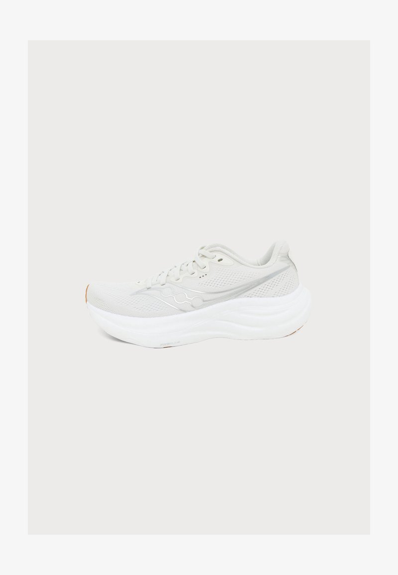 Λευκό αθλητικό sneaker με παχιά σόλα, πλέγμα επάνω μέρος, κλείσιμο με κορδόνια και διακριτικό λογότυπο στο πλάι, εμφανίζεται από την εξωτερική πλευρά.