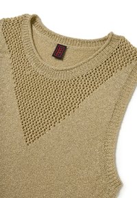 Gebreide mouwloze top in goud, met een getextureerd driehoekig patroon op het bovenste gedeelte en een ronde halslijn. Labels zichtbaar.