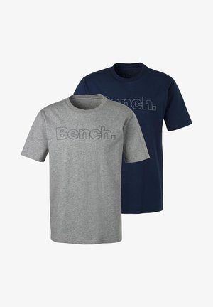 Zwei kurzärmlige T-Shirts: eines in Grau und eines in Marineblau, beide mit einem großen, auffälligen "Bench."-Logo auf der Vorderseite, aus weichem Baumwollmaterial gefertigt.