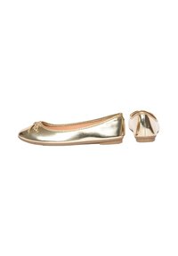 Ballerine metalliche dorate con punta tonda e piccolo fiocco sul davanti; suola piatta con una texture liscia e un design elegante.