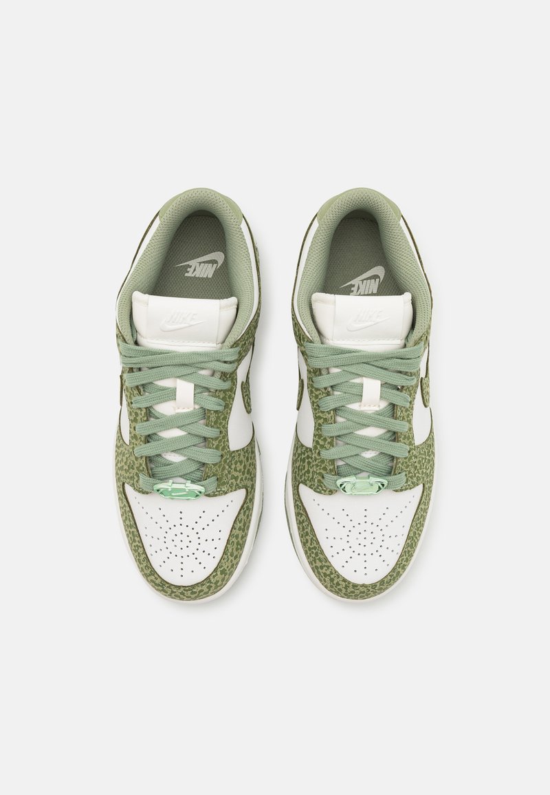 Baskets vertes et blanches avec un motif texturé vert sur les côtés, une boîte à orteils en cuir blanc et des lacets verts assortis avec accents de logo.