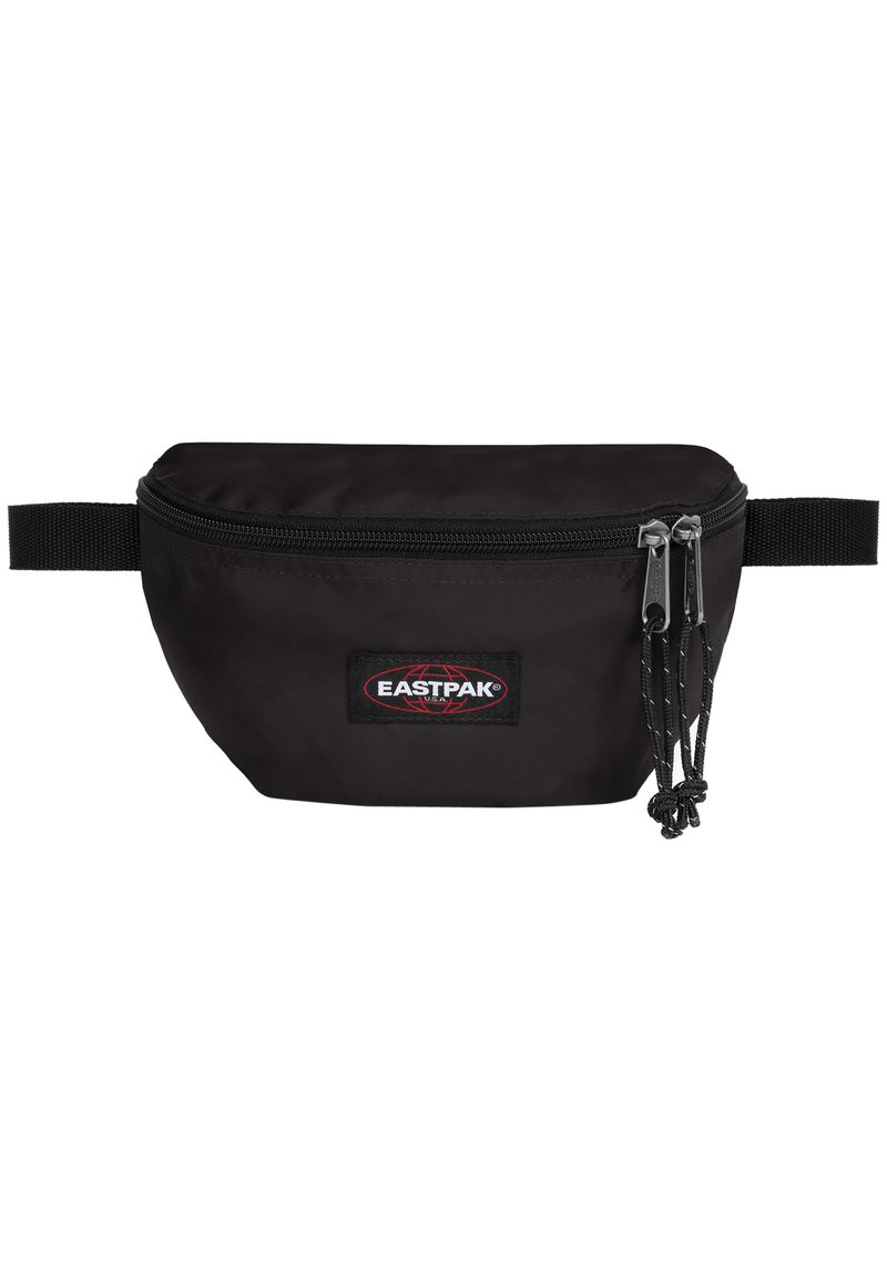 Schwarze Nylon-Bauchtasche mit Reißverschluss, verstellbarem Riemen und einem rot-weiß-schwarzen Logo-Patch auf der Vorderseite.