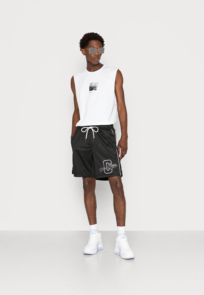 Herren Chino Shorts | The Couture Club VARSITY Shorts black/schwarz - ND76025 Herren Chino Shorts | The Couture Club VARSITY Shorts black/schwarz - ND76025