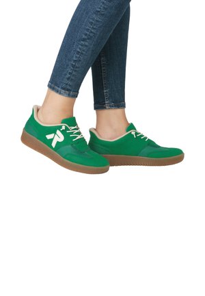 Grüne Sportschuhe aus Mesh- und Wildledermaterialien mit weißen Schnürsenkeln und Logo. Strukturiertes, sandfarbenes Gummisohle, runde Zehenform.