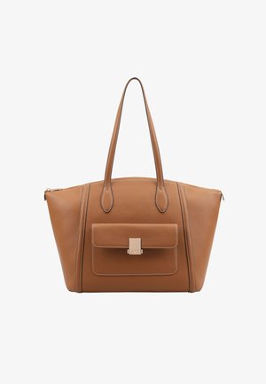 Sac fourre-tout en cuir marron avec deux bretelles, poche avant avec fermoir doré et texture granuleuse, sur fond blanc.
