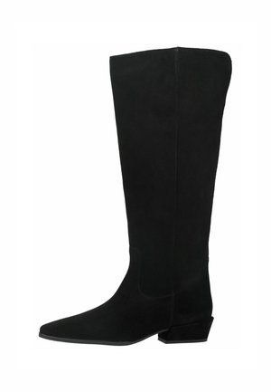 Botte haute en daim noir avec bout pointu et petit talon bloc, vue de côté sur fond blanc.