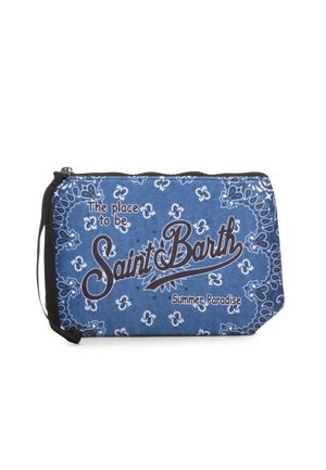Bustina blu con zip e motivo paisley, tracolla nera e testo "The place to be Saint Barth Summer Paradise" sul davanti.