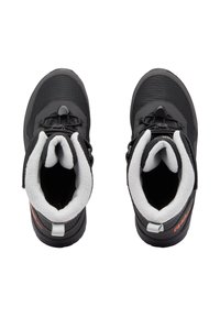 Chaussures de randonnée noires avec un matériau synthétique texturé, doublure en polaire grise, lacets élastiques et un talon renforcé. Logo notable sur le côté.