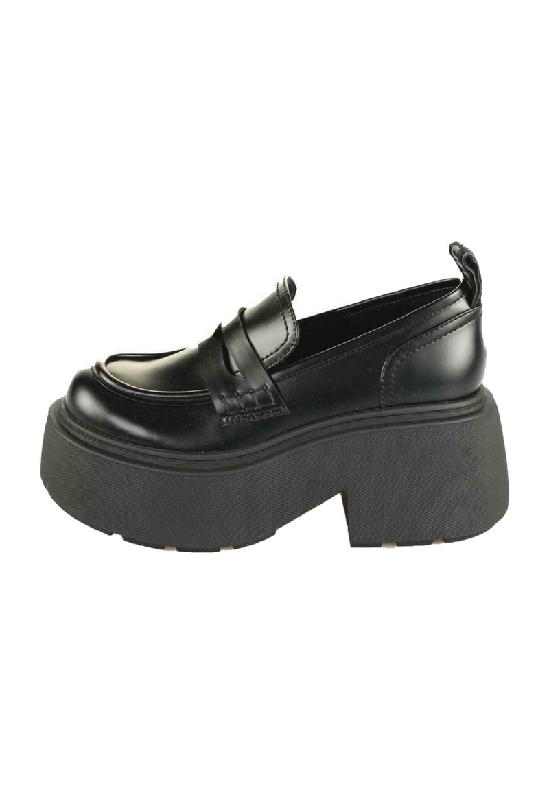 Melnas ādas mokasīnas ar izteiksmīgu biezā melnā platformas zole, kas satur šuvju dizainu un siksniņu pāri augšdaļai.