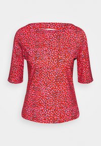 Červený top s krátkým rukávem, zdobený geometrickým vzorem s růžovými a černými akcenty, vyrobený z lehkého materiálu a s kulatým výstřihem.