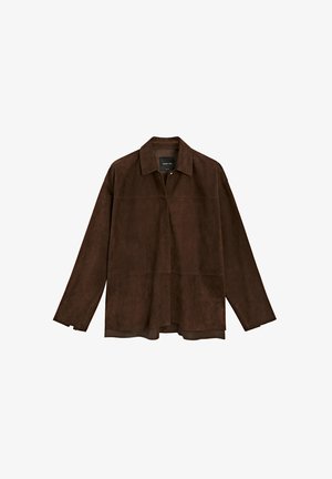 Veste en daim marron avec un col pointu, des manches longues, une coupe droite et des détails de couture subtils. Aucun fermoir n'est visible.