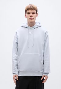 Φωτεινό γκρι φούτερ με κουκούλα και τσέπη καγκουρό, με μικρό μαύρο λογότυπο «BOSS» στο στήθος και ριμπ μανσέτες και τελείωμα.