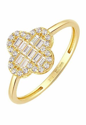Anillo de oro con un racimo en forma de trébol de piedras preciosas transparentes redondas y baguette en una banda pulida.