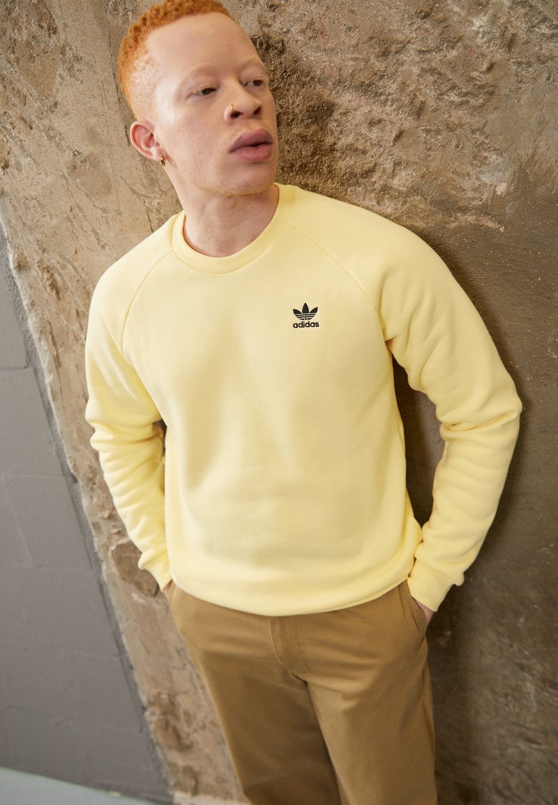 adidas Originals - ESSENTIAL CREW - Sweatshirt - almost yellow, Enlarge