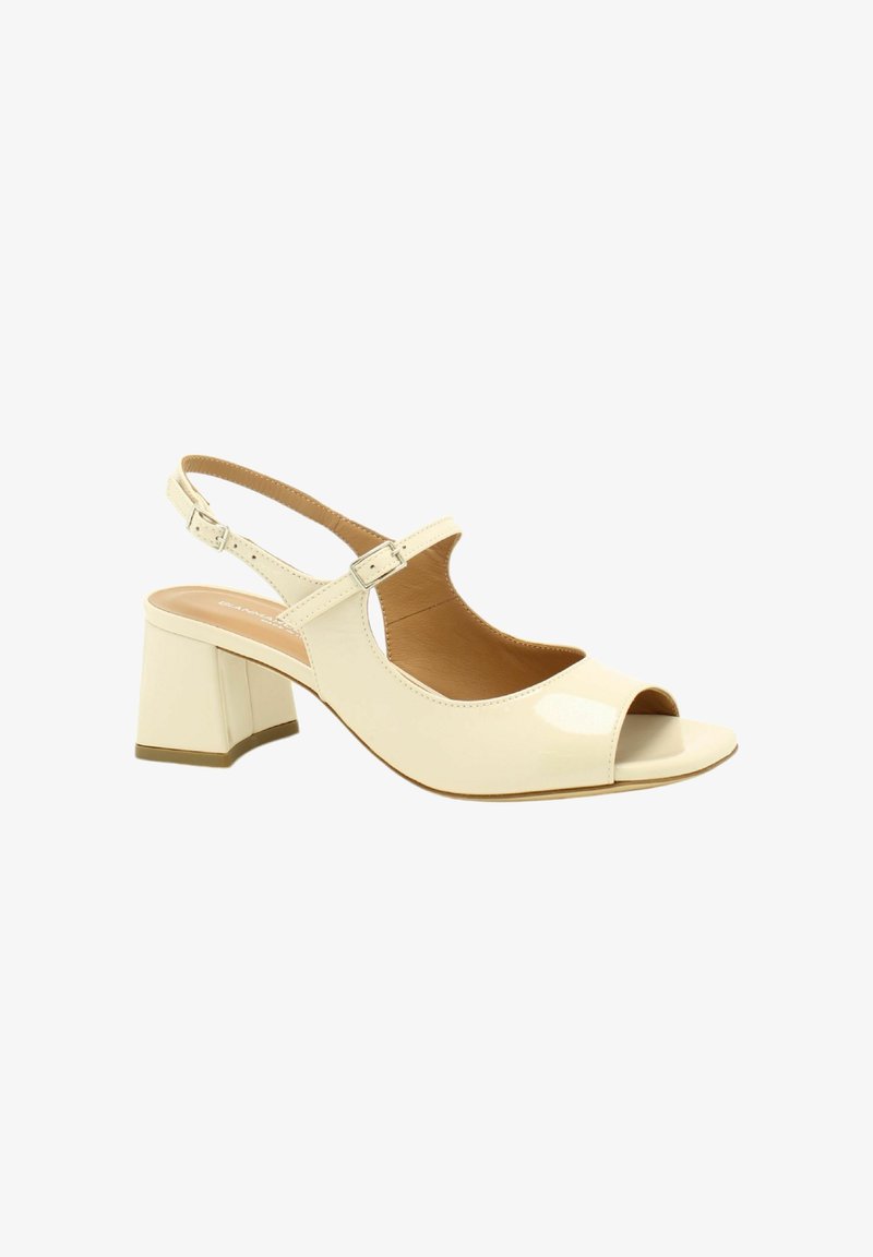 Kremowe lakierowane sandały na obcasie typu slingback z blokowym obcasem, otwartym noskiem i regulowanym paskiem z detalem w postaci srebrnej klamry.