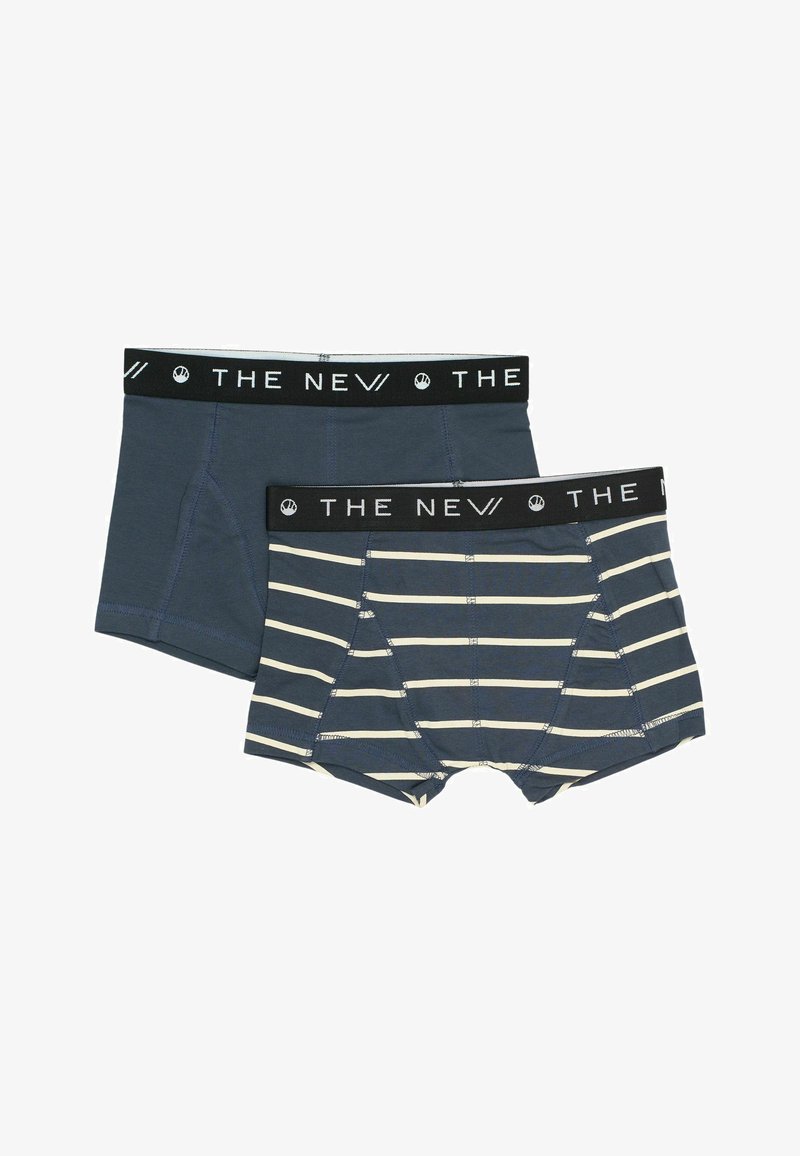 Két pár férfi boxer alsónadrág. Az egyik egyszínű tengerészkék, fekete derékgumi nélkül; a másik tengerészkék és krémszínű csíkos, ugyanazzal a derékgumi dizájnnal.