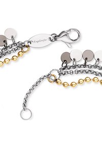 Bracciale in argento e oro con catene, dischi metallici tondi e decorazioni in perline. Include un gancio a molla e un'etichetta incisa.