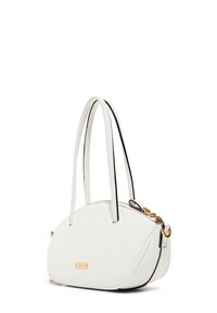 Sac à main en cuir blanc avec un design courbé, doté de deux longues poignées, de quincaillerie dorée et d'une fermeture éclair sur le dessus.
