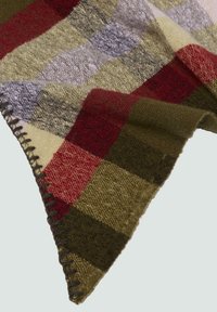 Wollen deken met een ruitpatroon in kleuren zoals rood, groen, geel en grijs. De randen zijn afgewerkt met stikdetails.
