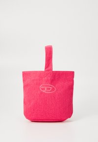 Sac fourre-tout en tissu rose avec une poignée robuste, de forme rectangulaire et un logo embossé sur le devant. Texture lisse, design décontracté.