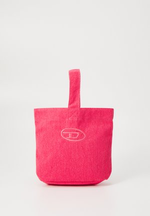 Ružičasta platnena torba s čvrstim ručkom, pravokutnog oblika i utisnutim logom sprijeda. Glatka tekstura, ležerni dizajn.