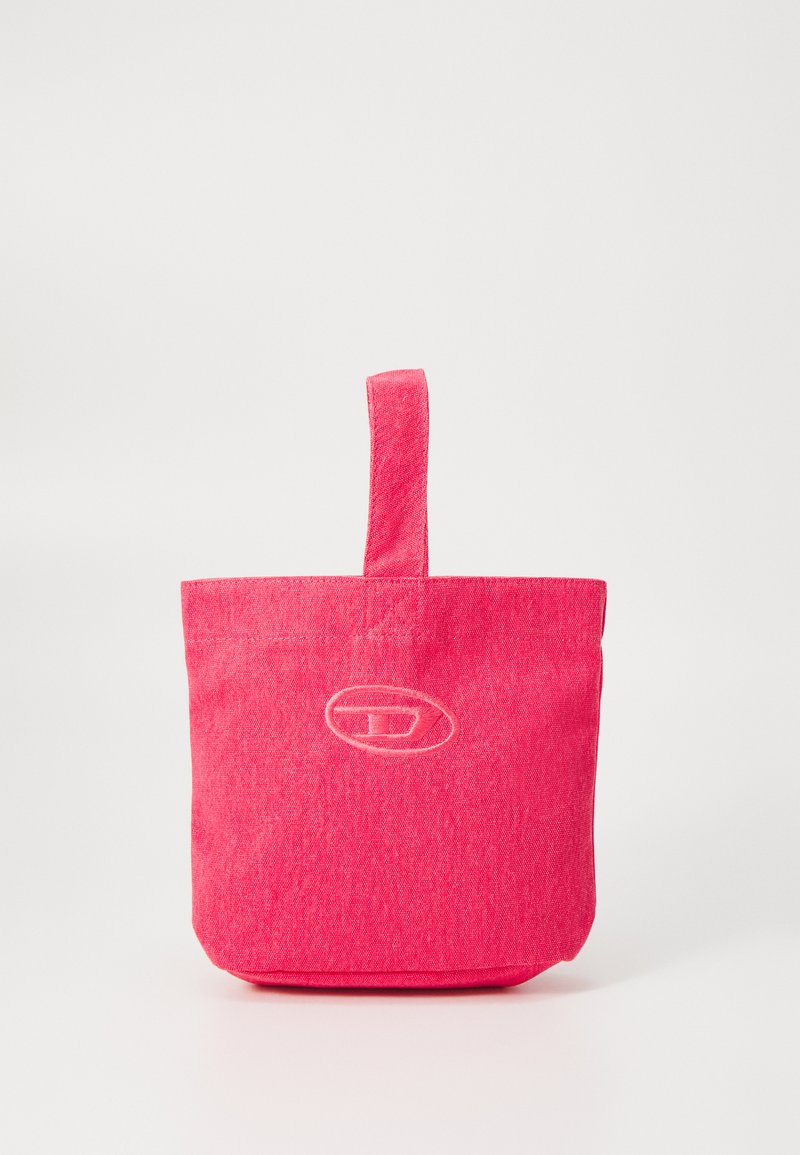 Sac fourre-tout en tissu rose avec une poignée robuste, de forme rectangulaire et un logo embossé sur le devant. Texture lisse, design décontracté.