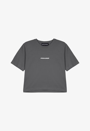 Šedé bavlnené tričko s krátkymi rukávmi a okrúhlym výstrihom. Na hrudi má vytlačené biele logo "PEGADOR". Jednoduchý, uvoľnený dizajn.