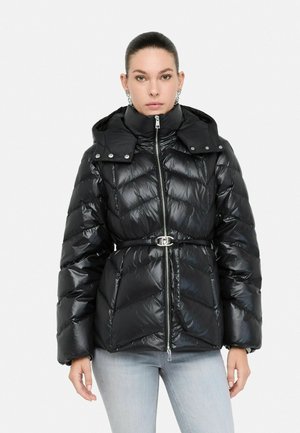 Zwarte pufferjack met een hoge kraag, ritssluiting, chevronpatroon en een taillering met riem. Bevat een capuchon en een glanzende textuur.