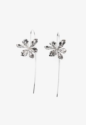 Orecchini argento a forma di fiore con una finitura testurizzata, caratterizzati da ganci lunghi e dettagli a petalo per un design intricato.