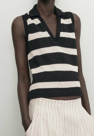 Bezrękawnik czarno-biały z poziomymi paskami i kołnierzykiem, zestawiony z jasnymi spodniami w cienkie paski.