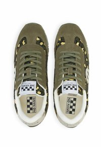 Sneakers verde oliva con motivo leopardato, materiale scamosciato, lacci piatti e logo bianco sul lato. Fodera interna beige texturizzata.