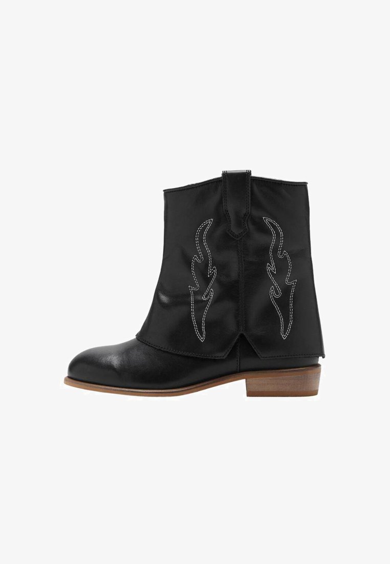 Botín de cuero negro hasta el tobillo con puntera redondeada, tacón bajo, costuras decorativas blancas y acentos en forma de llama a los lados.