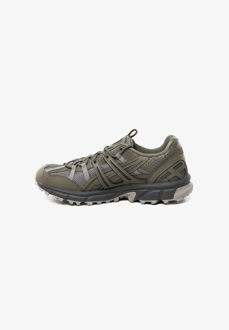 Olijfgroene trailrunning schoen met een bovenwerk van mesh, rubberen zool en versterkte accenten. Voorzien van een vetersluiting en een duurzame constructie.