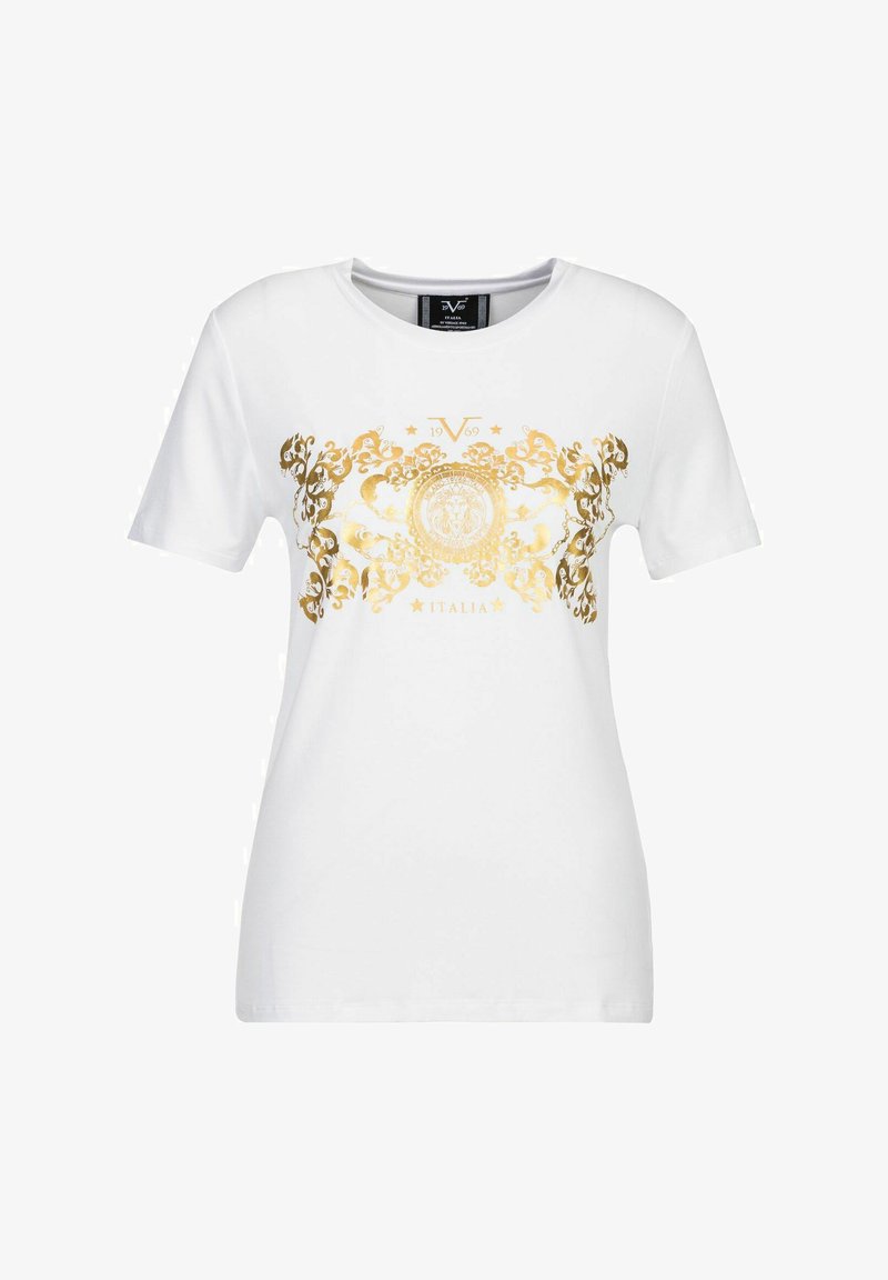 Witte katoenen T-shirt met een gouden barokstijl ontwerp, voorzien van een cirkelvormig embleem en de tekst "ITALIA 1969". Korte mouwen en een ronde hals.