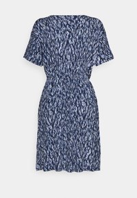 Kortärmad mörkblå klänning med abstrakt mönster i ljusblått och vitt, elastisk midja och knälång fåll, visad bakifrån.