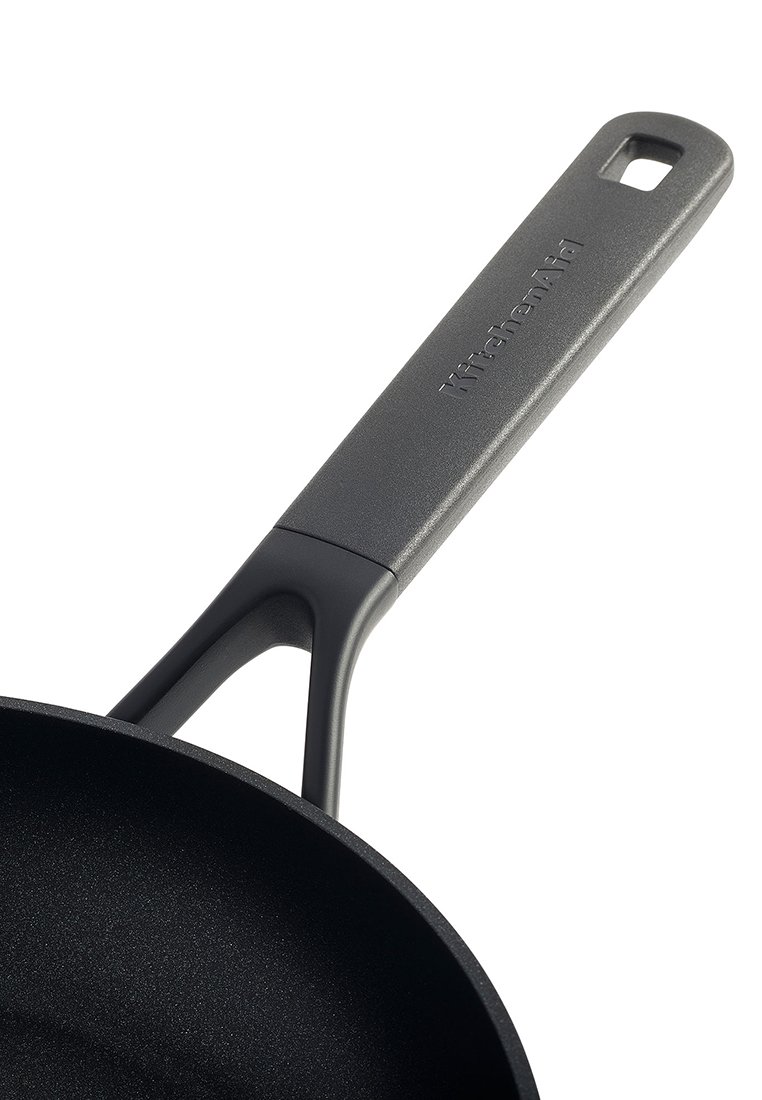 Gusseisen-Bratpfanne mit glattem, schwarzem Innenraum, einem mattschwarzen Griff mit einem Loch zum Aufhängen und einem eingeprägten Markennamen.