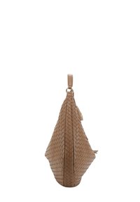 Braune geflochtene Ledertasche in dreieckiger Form, mit einem oberen Tragegriff und einem kleinen Label. Glatte Textur mit einem kunstvollen Webmuster.