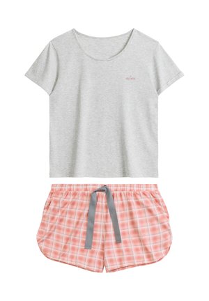Jasnoszary, krótki rękaw T-shirt z okrągłym dekoltem; w połączeniu z różowymi szortami w kratę z szarym sznurkiem i elastyczną talią.