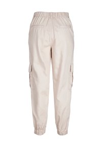 Béžové cargo kalhoty s elastickým pasem, manžetami na kotnících a bočními kapsami. Vyrobené z lehké tkaniny s hladkou strukturou.